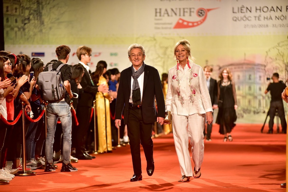 Nhiều diễn viên làm nóng thảm đỏ bằng những “bộ cánh” gợi cảm - 15