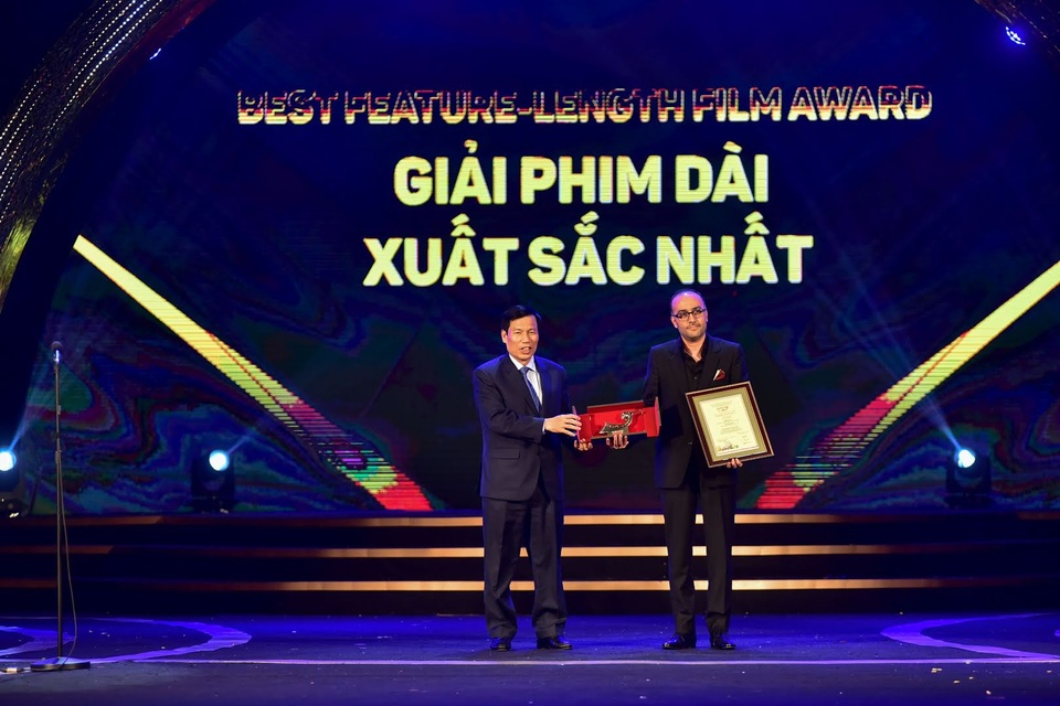 “Buồng tối” của Iran đoạt giải phim xuất sắc nhất LHP Quốc tế Hà Nội V - 1 Bộ trưởng Bộ VHTT&DL Nguyễn Ngọc Thiện trao giải Phim dài xuất sắc nhất.