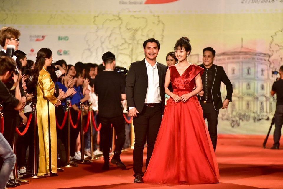 Nhiều diễn viên làm nóng thảm đỏ bằng những “bộ cánh” gợi cảm - 5