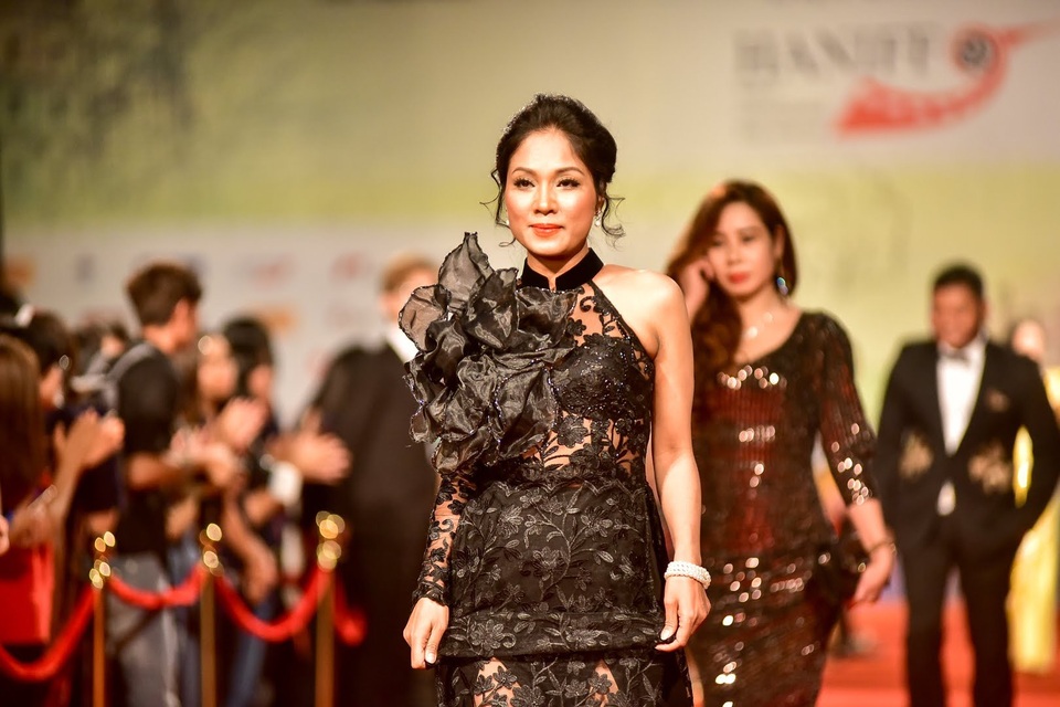 Nhiều diễn viên làm nóng thảm đỏ bằng những “bộ cánh” gợi cảm - 12