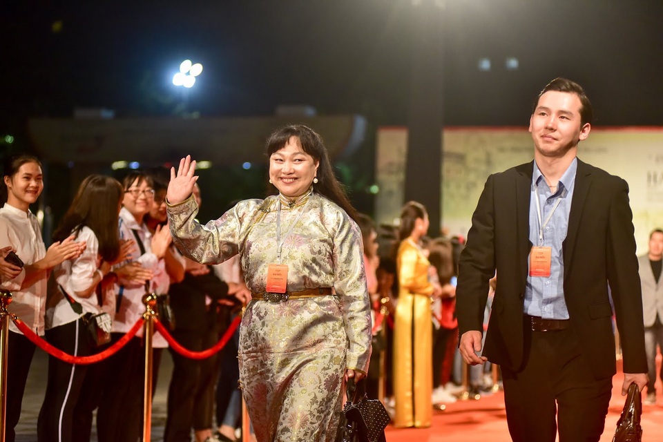 Nhiều diễn viên làm nóng thảm đỏ bằng những “bộ cánh” gợi cảm - 14