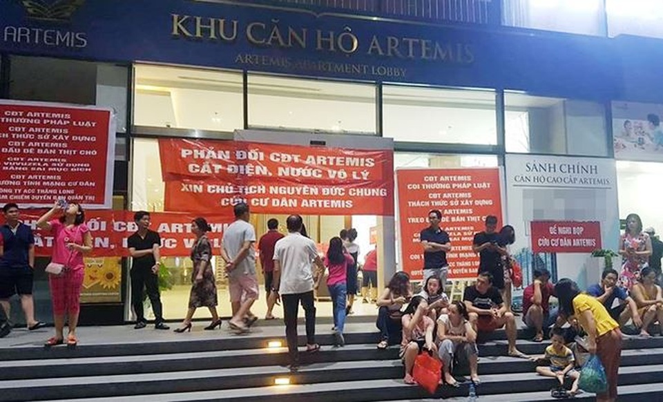 Bỏ vài tỷ mua căn hộ cao cấp, cư dân nhận “bực mình” vì tranh chấp - 1 Dân chung cư 5 sao Artemis xuống đường căng băng rôn vì bị cắt... nước.