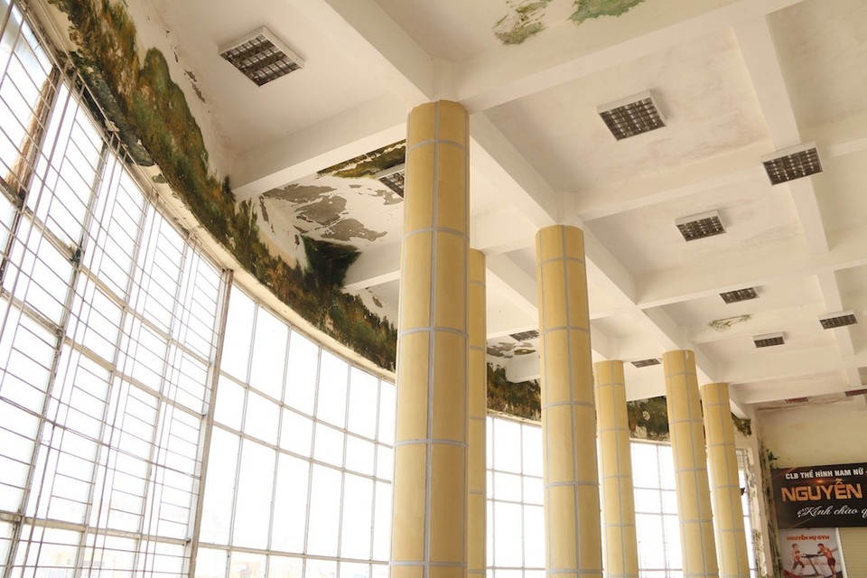 
Tuy nhiên sau hơn 5 năm hoạt động, khu chợ nhà 3 tầng có nhiều hạng mục xuống cấp, thấm nước, nền gạch bong tróc.
