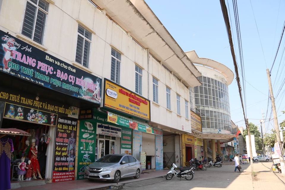 
Hiện UBND huyện Phúc Thọ đang lập kế hoạch cho đấu giá quản lý chợ theo hình thức xã hội hóa nhằm cải thiện tình trạng vắng vẻ nêu trên.
