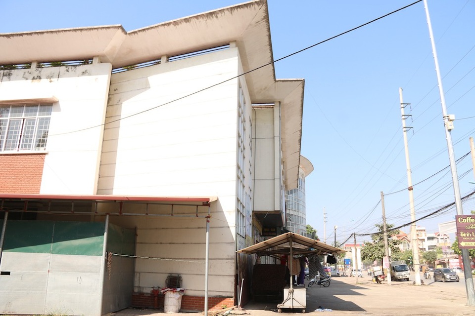 
Theo lãnh đạo huyện Phúc Thọ, nguyên nhân chính dẫn đến tình trạng hoang hoá, xuống cấp, không có người kinh doanh là do ế khách. Chủ ki-ốt không trụ được khi vào kinh doanh trong chợ. Một phần nguyên nhân do đây là chợ quê nên việc king doanh mua bán chỉ diễn ra trong nửa ngày.
