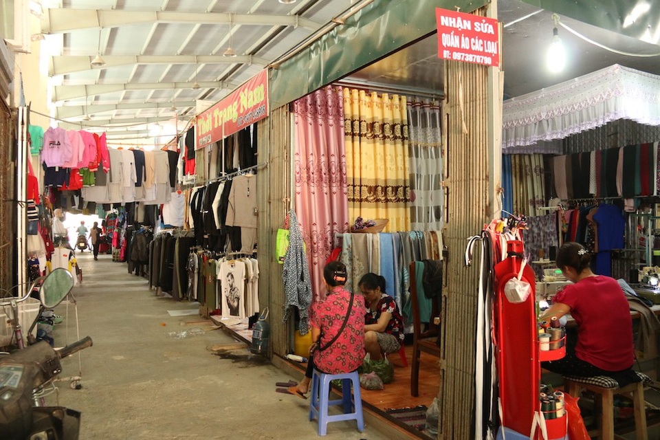 
Một hạng mục khác của chợ là phần nhà mái đình, ở đây các ki ốt đều có tiểu thương tham gia kinh doanh nhưng luôn vắng khách.
