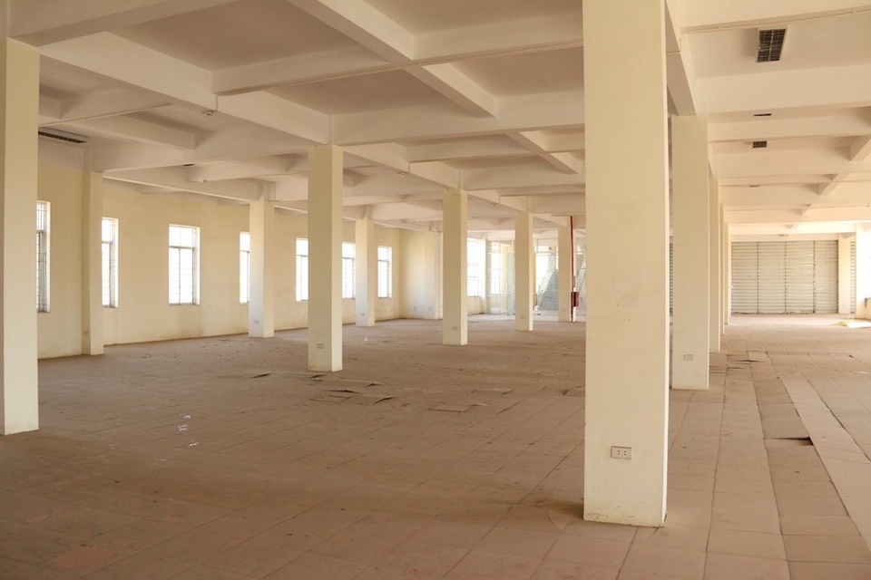 
Phần lớn nền gạch hoa đã bong tróc, vỡ vụn.
