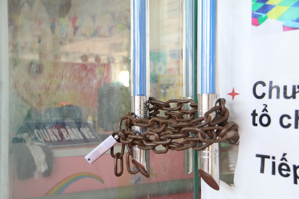 
Trên tầng hai, một số hộ thuê diện tích để mở khu vui chơi trẻ em nhưng thường xuyên trong tính trạng cửa đóng then cài vì không có khách. Nhiều ki-ốt chỉ mở mỗi nửa buổi sáng.
