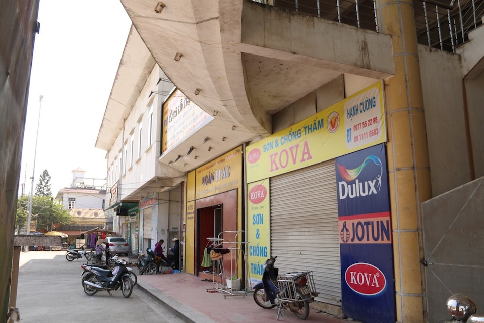 
Thưa dân, không có khu công nghiệp trên địa bàn, bên cạnh đó xung quanh lại có nhiều chợ khác nên số lượng người mua bán không nhiều.
