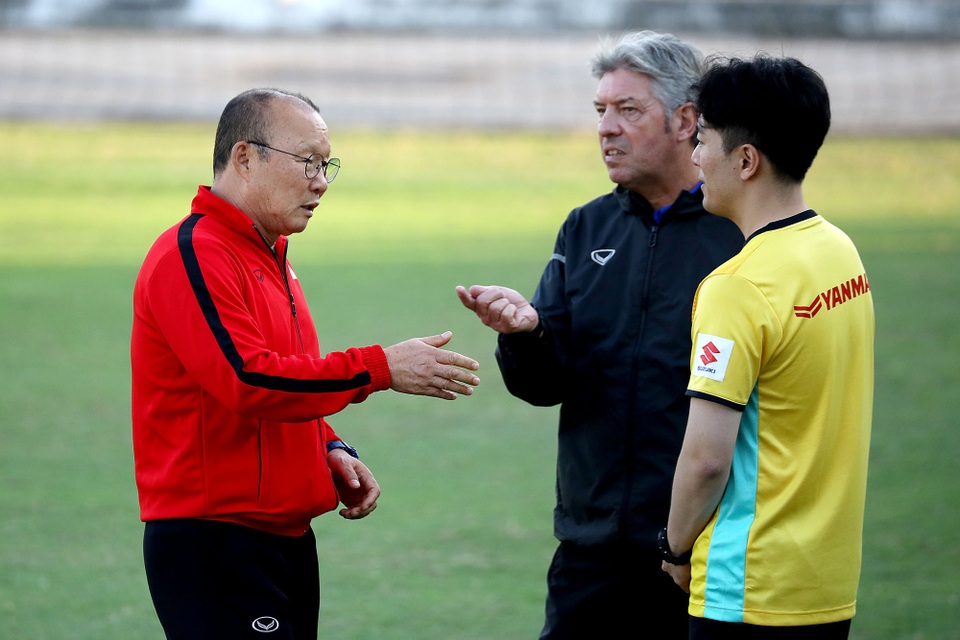 
HLV Park Hang Seo chỉ cho báo chí tác nghiệp 20 phút đầu - Ảnh: Gia Hưng

