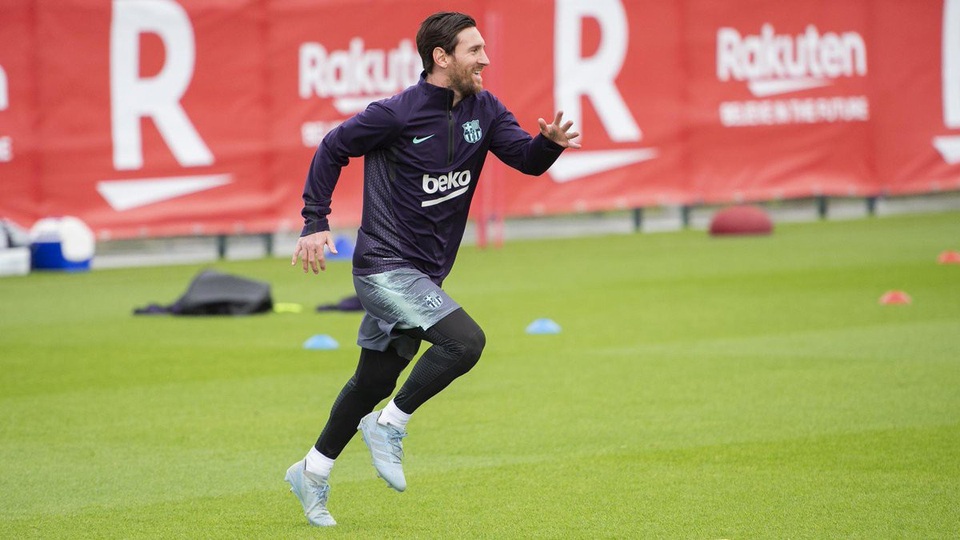 Hồi phục thần kỳ, Messi trở lại tập luyện ở Barcelona - 1
Messi trở lại tập luyện ở Barcelona chỉ 10 ngày sau khi dính chấn thương
