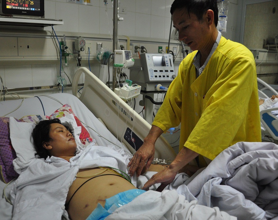 Không vay được tiền phẫu thuật, cô giáo tiểu học nguy kịch tính mạng - 2
Anh Sơn đi vay mượn khắp nơi số tiền khoảng 140 triệu đồng để chữa trị cho vợ.