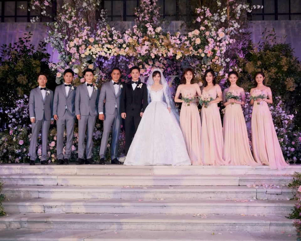 
Cặp đôi nổi tiếng của mành ảnh Hoa ngữ chụp ảnh cùng dàn phù dâu và phù rể. Cặp đôi công khai tình cảm vào năm 2016 sau 2 năm hò hẹn bí mật.
