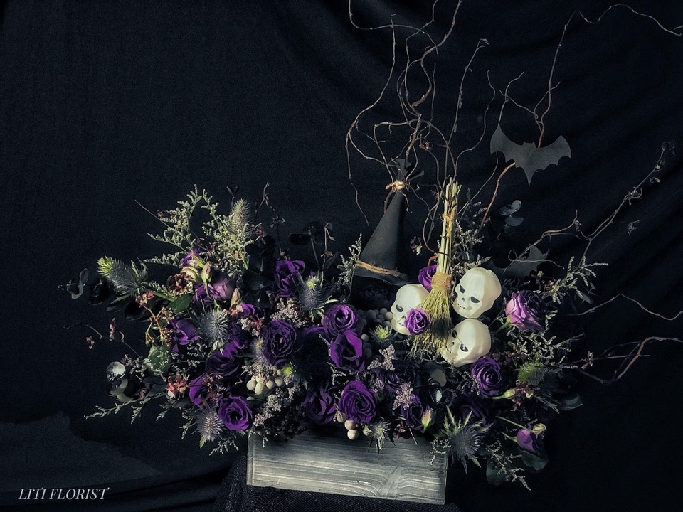 Gần 20 triệu đồng lẵng hoa Halloween, giật mình vì xót chứ không vì sợ ma - 9 Đầu lâu và mũ phù thuỷ là phụ kiện không thể thiếu trong ngày Halloween