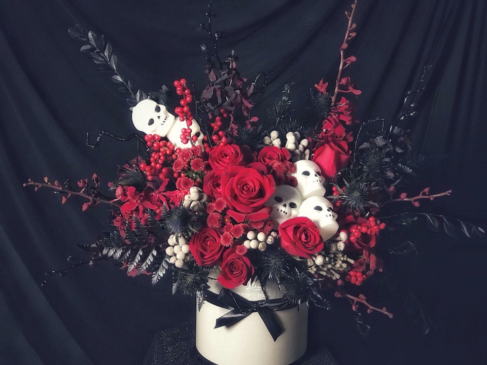 Gần 20 triệu đồng lẵng hoa Halloween, giật mình vì xót chứ không vì sợ ma - 12 Số tiền phải bỏ ra để sở hữu hộp hoa tone đỏ đẹp và cực chất này là 2,5 triệu đồng