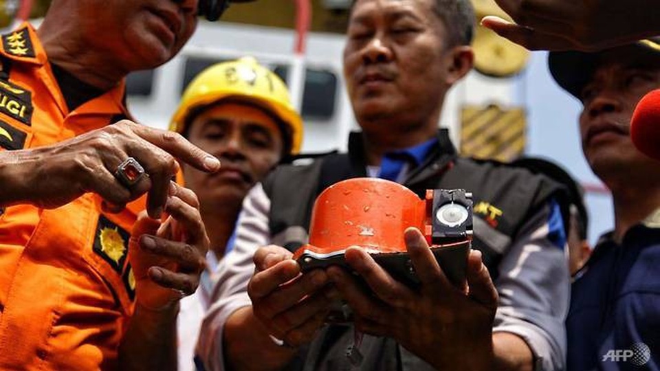 
Cận cảnh hộp đen máy bay Indonesia gặp nạn. (Ảnh: AFP)
