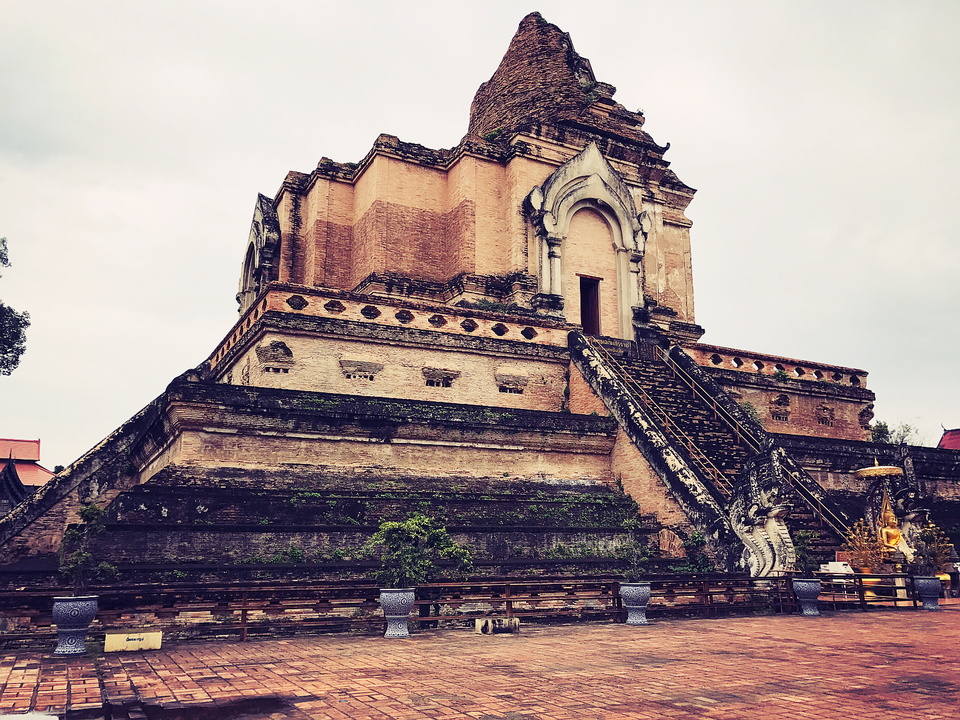 Ba ngôi chùa nổi tiếng ở Chiang Mai - Chiang Rai - 10
Chùa Wat Chedi Luang nằm ở ngoại ô thành phố Chiang Mai cũng là một trong những ngôi chùa thu hút khách tham quan nhất tại Chiang Mai. Du khách Hà Nội hiện đã có thể đáp chuyến bay thẳng từ HN tới Chiang Mai thông qua hãng Air Asia với giá vé chừng 1 triệu/ chiều và có 4 chuyến bay HN- Chiang Mai/ tuần