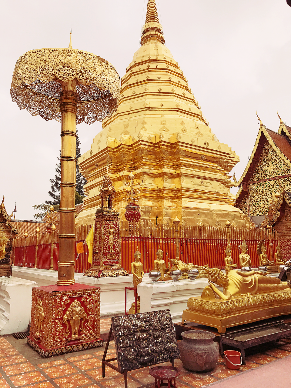 Ba ngôi chùa nổi tiếng ở Chiang Mai - Chiang Rai - 1
Nhiều khách du lịch thích tới với Thái Lan, một đất nước năng động và thân thiện. Bangkok từng là điểm du lịch tuyệt vời với nhiều du khách nhưng gần đây đã có những sự thay đổi khi các du khách muốn tìm kiếm những sự mới mẻ. Chiang Mai, Chiang Rai là những điểm đến thú vị dành cho những người yêu thích sự bình yên, cổ kính, hoang sơ và dân dã. Ước chừng có 10 triệu khách du lịch tới với Chiang Mai vào năm 2017