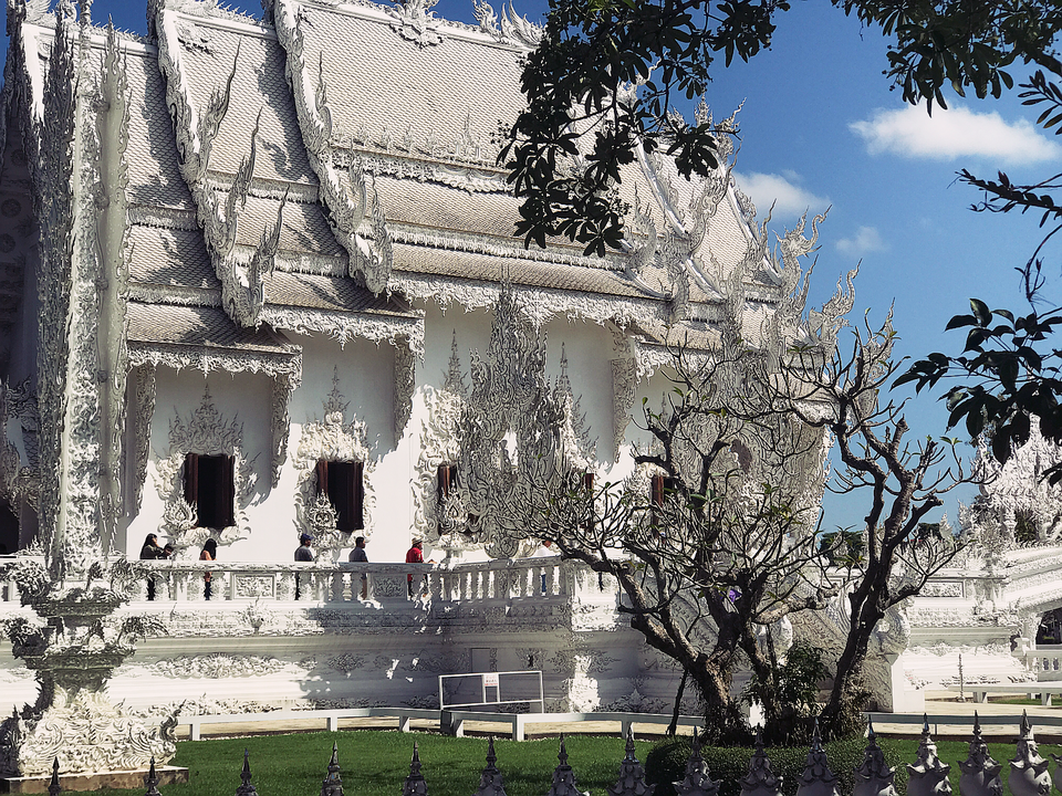 Ba ngôi chùa nổi tiếng ở Chiang Mai - Chiang Rai - 6
Wat Rong Khun, hay còn gọi là Chùa Trắng là một trong những ngôi chùa dễ nhận biết nhất ở Thái Lan. Ngôi chùa bên ngoài Chiang Rai thu hút một số lượng lớn du khách mỗi ngày