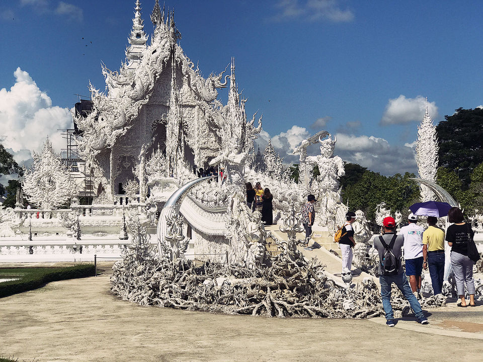 Ba ngôi chùa nổi tiếng ở Chiang Mai - Chiang Rai - 9
Ngày 5/5/2014, một trận động đất mạnh xảy ra tại Chiang Rai. Mặc dù ngôi chùa trắng bị hư hỏng nặng nhưng Chalermchai Kositpipat vẫn quyết định khôi phục và mở rộng thêm