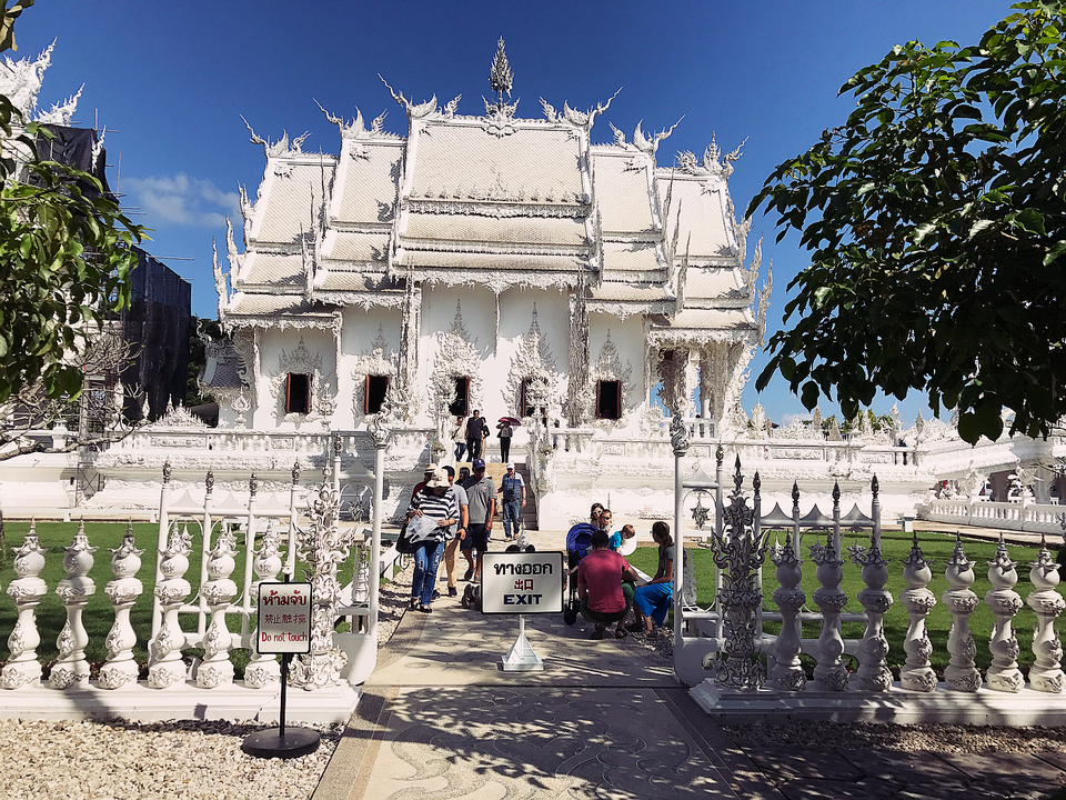 Ba ngôi chùa nổi tiếng ở Chiang Mai - Chiang Rai - 7
Wat Rong Khun trang hoàng bằng màu trắng và sử dụng các mảnh thủy tinh gắn cùng thạch cao, lấp lánh dưới ánh mặt trời. Màu trắng biểu thị sự thuần khiết của Đức Phật