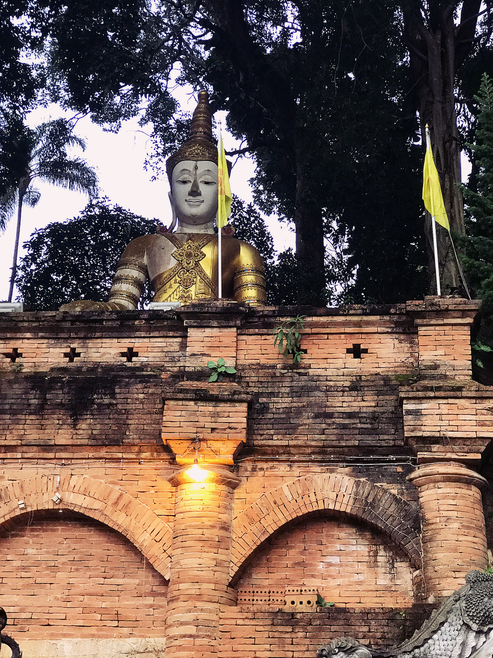 Ba ngôi chùa nổi tiếng ở Chiang Mai - Chiang Rai - 5
Chùa còn là điểm tham quan hấp dẫn của thành phố Chiang Mai vì tới đây ngoài việc thưởng ngoạn, chiêm bái Phật, du khách còn có thể ngắm nhìn thành phố Chiang Mai từ trên cao