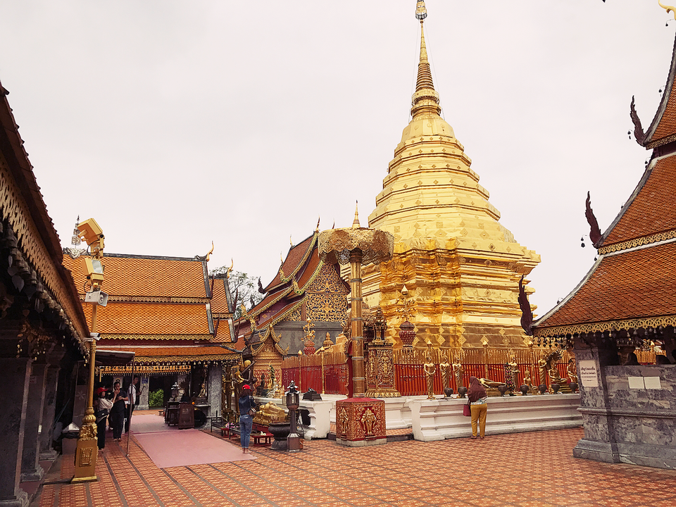 Ba ngôi chùa nổi tiếng ở Chiang Mai - Chiang Rai - 2
Tới Chiang Mai, hiếm du khách nào bỏ qua Chùa Phrathat Doi Suthep là một trong những ngôi chùa thiêng nhất tại Chiang Mai và được nhiều dân bản địa tôn sùng