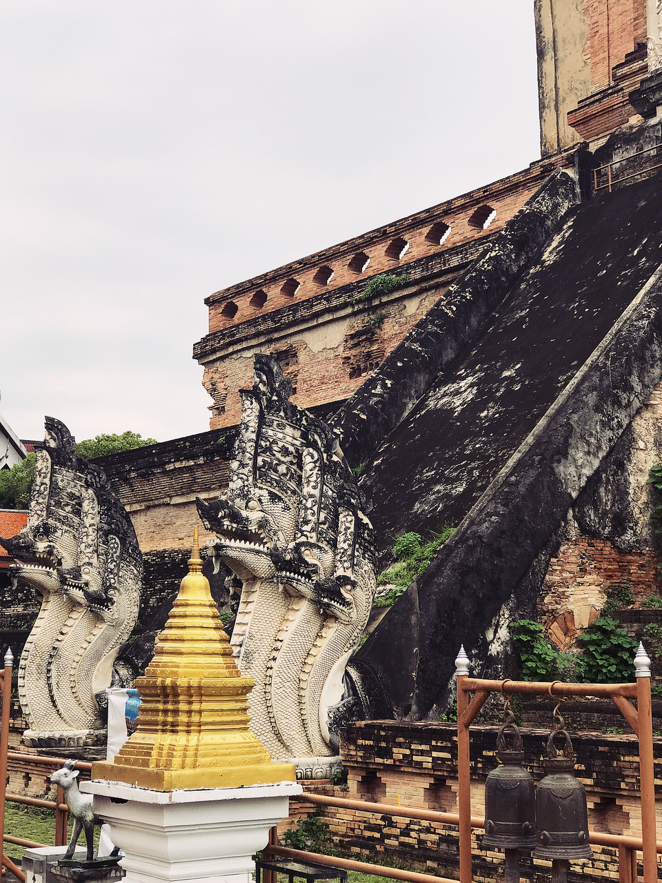 Ba ngôi chùa nổi tiếng ở Chiang Mai - Chiang Rai - 12
Vào năm 1545, ngôi chùa bị hư hại nặng do một trận động đất, và kiến trúc của ngôi chùa chỉ còn lại một phần nguyên vẹn. Người dân cùng chính phủ sau đó đã góp sức trùng tu và phục dựng lại
