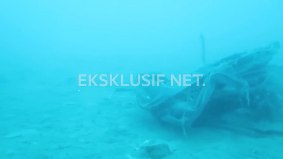 
Vật thể nghi là bộ phận của máy bay Indonesia rơi xuống biển.
