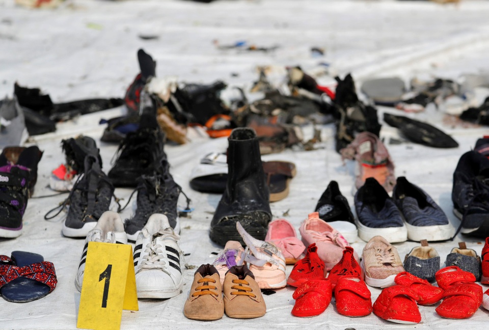 
Các vật dụng cá nhân được cho là của các nạn nhân vụ rơi máy bay đã được đội cứu hộ đưa lên bờ.
