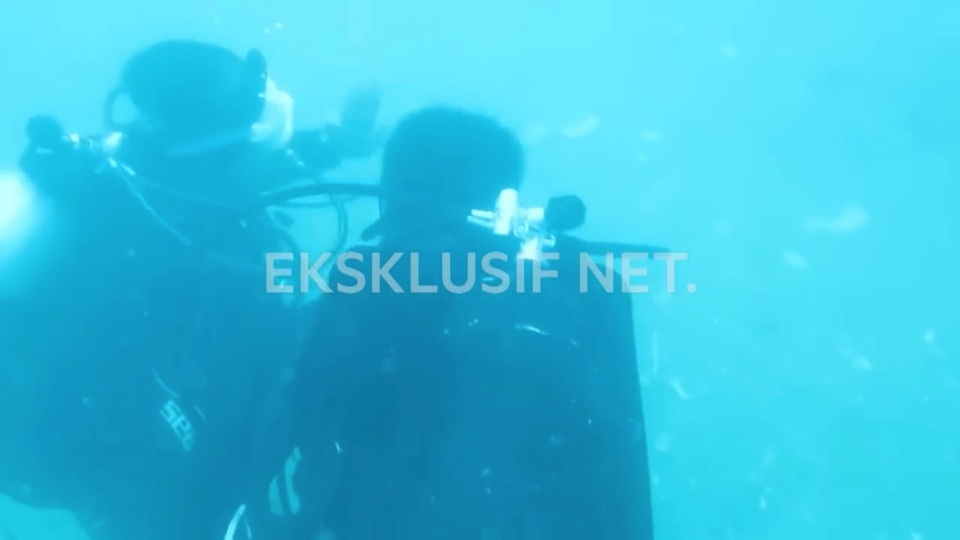 
Các thợ lặn tìm kiếm xác máy bay dưới biển.
