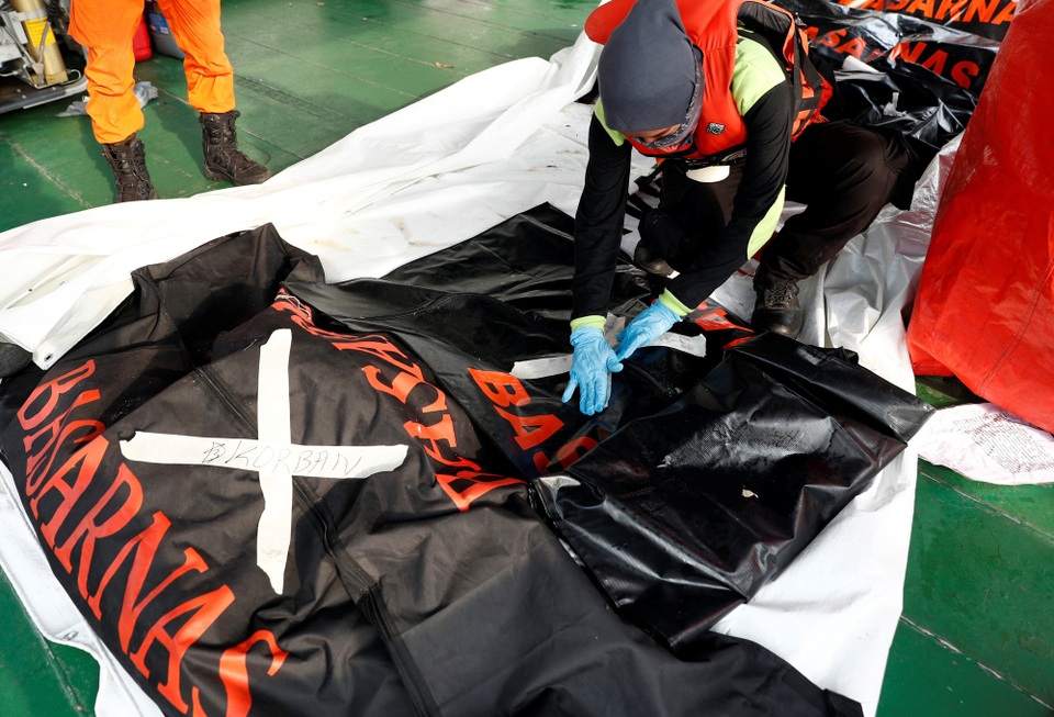 
Đội cứu hộ chuẩn bị các túi đựng thi thể.
