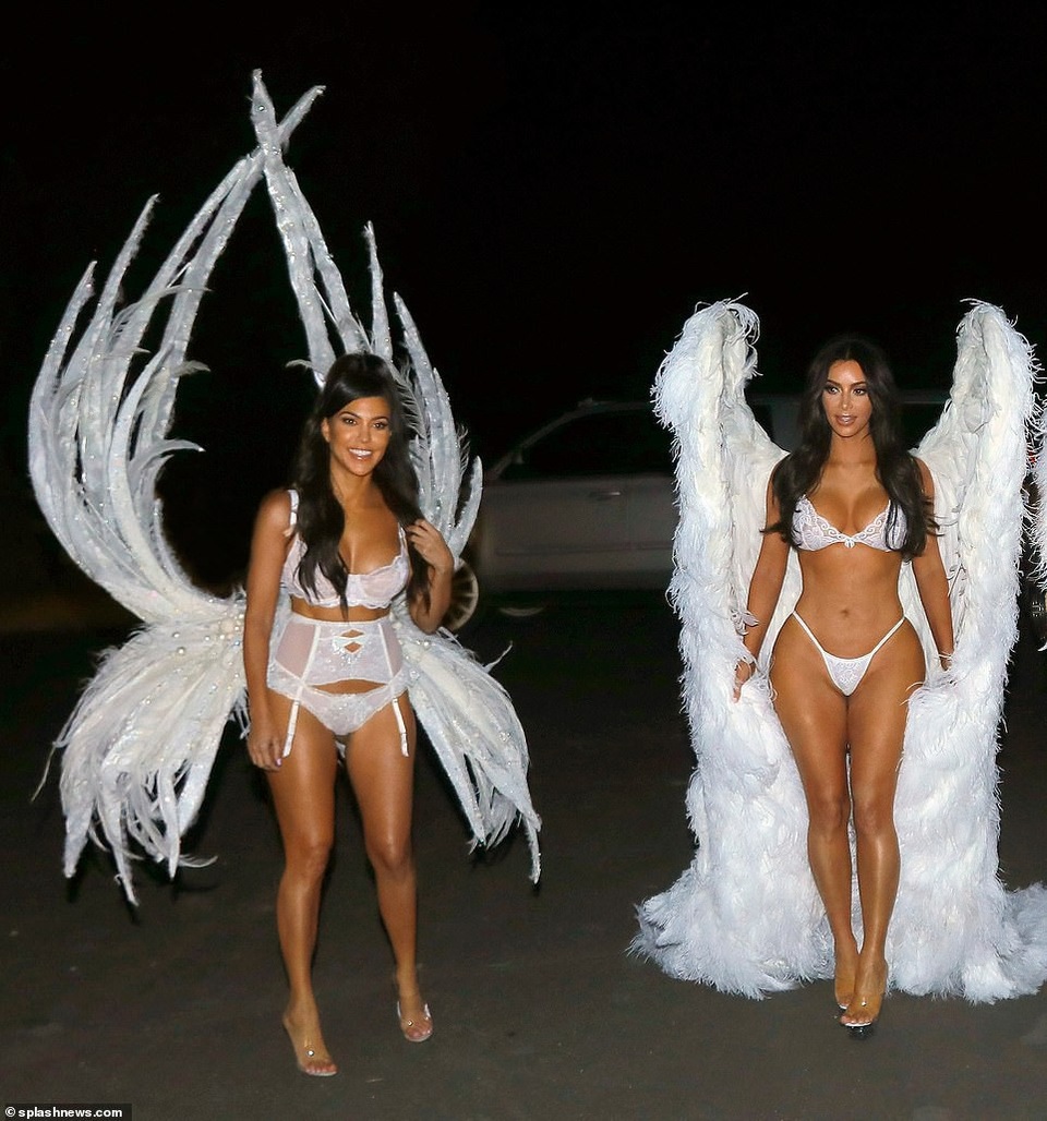 Chị em nhà Kardashians hóa thân thành thiên thần Victoria's Secret - 9
Kourtney - gái ba con sexy