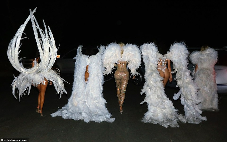 Chị em nhà Kardashians hóa thân thành thiên thần Victoria's Secret - 12 Chị em nhà Kardashians hóa thân thành thiên thần Victoria's Secret - 12