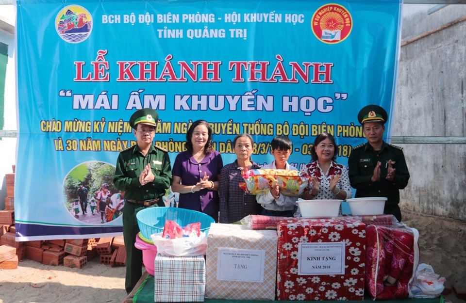 Nam học sinh nghèo không cha, mất mẹ phấn khởi trong ngày khánh thành nhà mới - 3 Hội Khuyến học tỉnh và Bộ Chỉ huy BĐBP tỉnh đã tặng nhiều phần quà cho gia đình em Lê Quang.