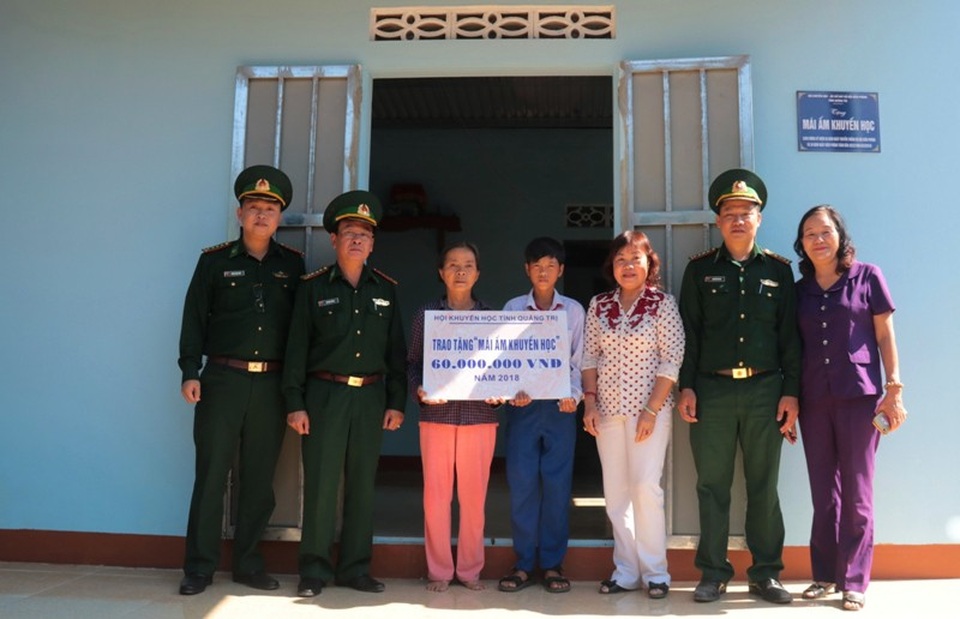 Nam học sinh nghèo không cha, mất mẹ phấn khởi trong ngày khánh thành nhà mới - 2 Công trình mang ý nghĩa nhân văn sâu sắc, giúp học sinh nghèo ổn định cuộc sống để yên tâm học tập.