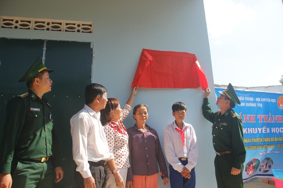 Nam học sinh nghèo không cha, mất mẹ phấn khởi trong ngày khánh thành nhà mới - 1 Lãnh đạo Hội Khuyến học tỉnh và Bộ Chỉ huy Bộ đội Biên phòng (BĐBP) tỉnh Quảng Trị tổ chức lễ bàn giao “Mái ấm khuyến học” cho gia đình em Lê Quang.