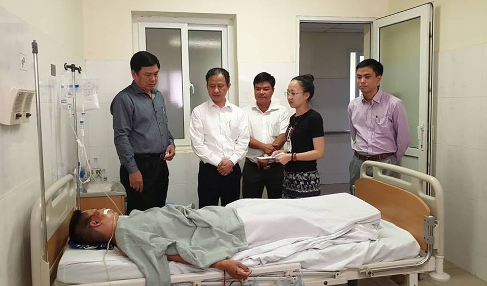 Tài xế taxi bị bắn vào bụng đã qua cơn nguy kịch - 2 Lãnh đạo Taxi Group và Hiệp Hội taxi Hà Nội đến thăm sức khỏe anh Tiến tại Bệnh viện E.