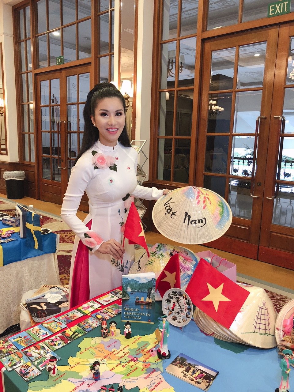 Loan Vương diện áo dài, nón lá giới thiệu về Việt Nam tại Mrs International 2018 - 3 Người đẹp đã chọn áo dài và nón lá Việt Nam cho phần thuyết trình.