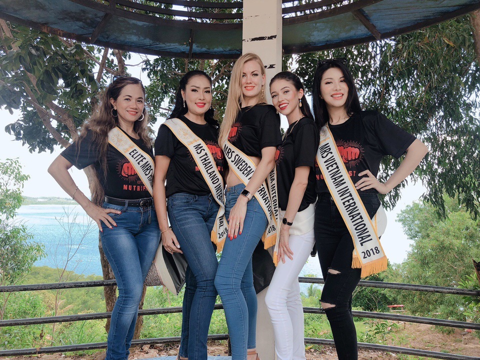 Loan Vương diện áo dài, nón lá giới thiệu về Việt Nam tại Mrs International 2018 - 2 Loan Vương cùng các thí sinh tham gia các hoạt động trong khuôn khổ cuộc thi.
