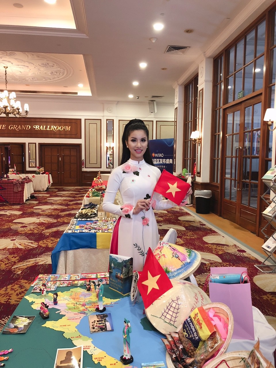 Loan Vương diện áo dài, nón lá giới thiệu về Việt Nam tại Mrs International 2018 - 4 Loan Vương diện áo dài, nón lá giới thiệu về Việt Nam tại Mrs International 2018 - 4