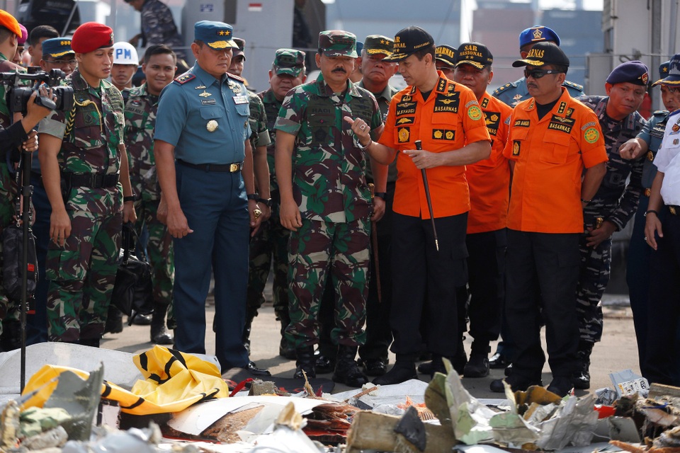 
Tư lệnh Các lực lượng vũ trang Indonesia Hadi Tjahjanto (giữa) tới hiện trường vụ tìm kiếm máy bay.
