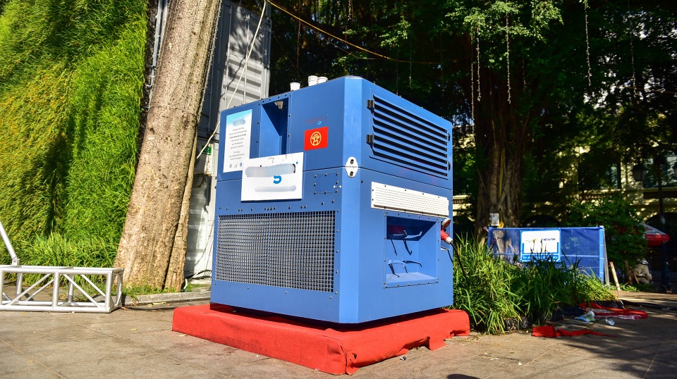 Người dân tò mò về máy lấy nước uống từ không khí đặt bên hồ Gươm - 1
Nhân dịp kỉ niệm 25 năm thiết lập quan hệ ngoại giao Việt Nam - Israel (1993-2018), một công ty của Israel đã tặng UBND TP Hà Nội hai chiếc máy lọc nước từ không khí. Một trong hai chiếc đã được lắp đặt tại khu vực tượng đài Lý Thái Tổ bên hồ Gươm.