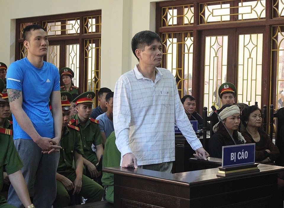 Kẻ chủ mưu thuê người giết giám đốc doanh nghiệp bị tuyên án tử - 2
Tại phiên tòa, Nguyễn Sỹ Đạt luôn tỏ thái độ quanh co, chối tội, không thành khẩn nên không được hưởng tình tiết giảm nhẹ.