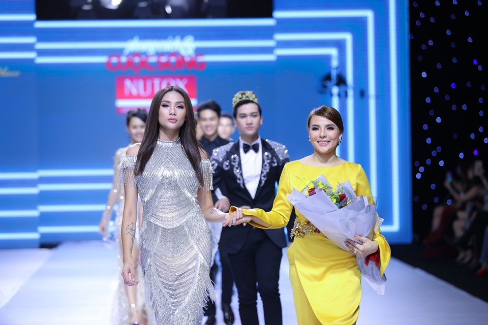 Võ Hoàng Yến, Phan Thị Mơ, Nguyễn Thị Thành lộng lẫy trên sàn catwalk - 5 Võ Hoàng Yến, Phan Thị Mơ, Nguyễn Thị Thành lộng lẫy trên sàn catwalk - 5