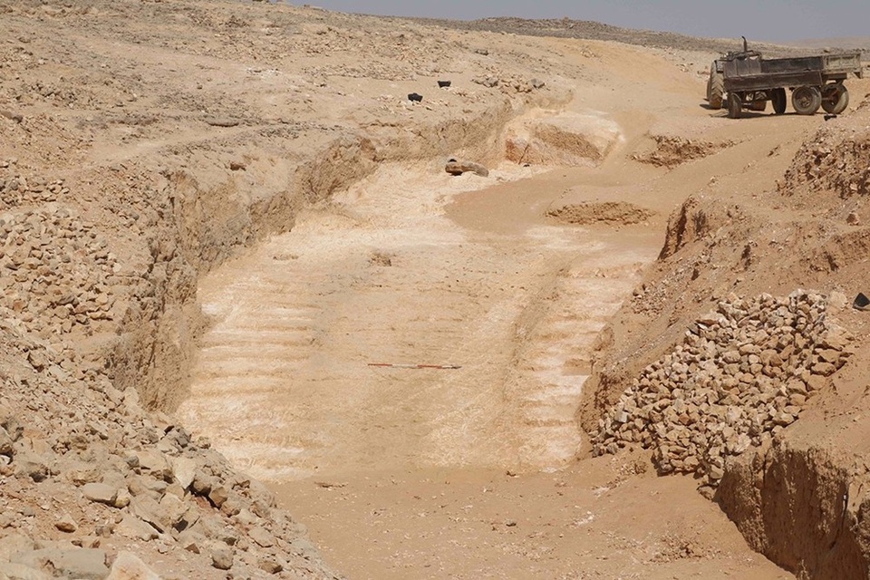 Đã tìm ra cách vận chuyển đá xây Đại kim tự tháp Giza của người Ai Cập? - 1 Đoạn dốc kì lạ gần mỏ đá Hatnub đang được các nhà khảo cổ học cho rằng có liên đới tới cách người Ai Cập cổ vận chuyển đá.