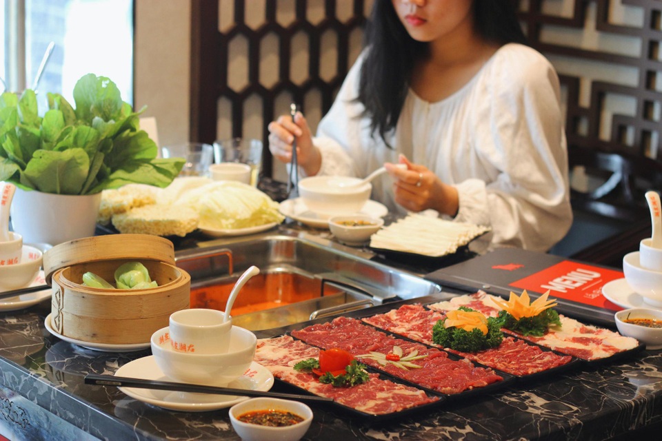 Khám phá ẩm thực Trung Hoa qua món lẩu - 3 Lẩu Bò Trung Hoa đã thu phục được sự yêu thích của người dân Hà Thành trong suốt thời gian vừa qua bởi những chất rất riêng. Thật hiếm có một nhà hàng nào có khả năng truyền tải đúng và đủ những tinh hoa văn hóa Trung Quốc như Lẩu Bò Trung Hoa. Từ không gian, cách bày trí cho đến hương vị đều mang đậm màu sắc và hơi thở xứ Hoa.