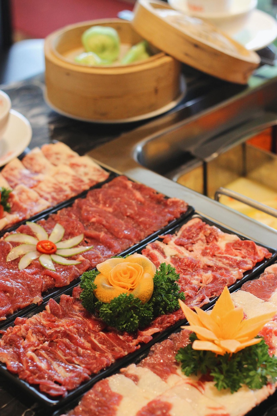 Khám phá ẩm thực Trung Hoa qua món lẩu - 4 Đặc biệt, Nhà hàng chỉ phục vụ thịt bò tươi 100% và có đến 17 loại thịt cho khách hàng tha hồ chọn lựa. Thịt luôn được tiêu thụ trong ngày và không bảo quản tủ lạnh để thực khách có thể an tâm hoàn toàn về chất lượng. Khi ăn, thực khách có thể cảm nhận ngay được độ mềm và ngọt của thịt vì Nhà hàng chỉ sử dụng loại thịt tươi ngon nhất.