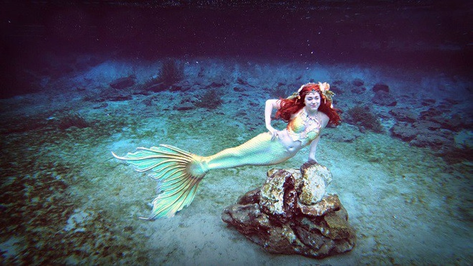 Cô thường tham gia sự kiện cho trẻ em và nhận lời chụp hình.