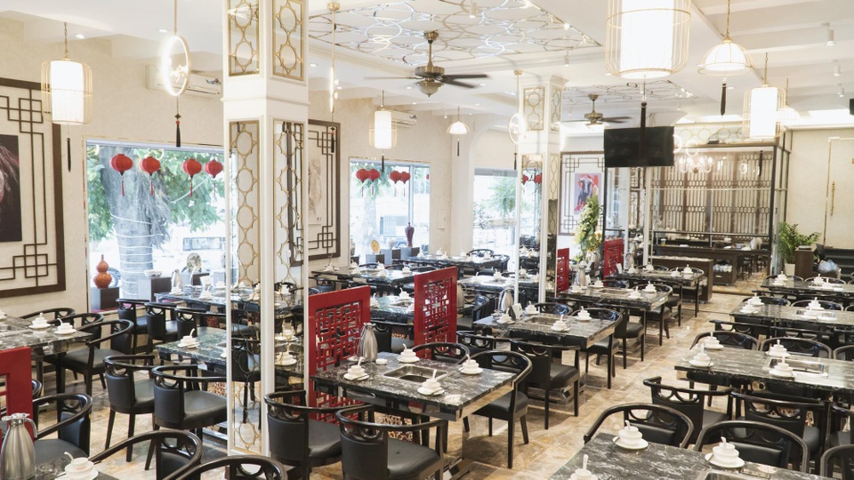 Khám phá ẩm thực Trung Hoa qua món lẩu - 5 Không chỉ có vậy, Lẩu Bò Trung Hoa còn có sảnh chính rộng rãi, thoáng mát cùng ba phòng VIP với sức chứa cực lớn. Đây chắc chắn là địa điểm vô cùng phù hợp hợp dù là bạn đang tìm một chốn lãng mạn để hẹn hò cùng nửa kia, một chỗ ấm áp để quây quần cùng gia đình hay chỉ đơn giản là một nơi vừa riêng tư, vừa sang trọng để tụ họp bạn bè.